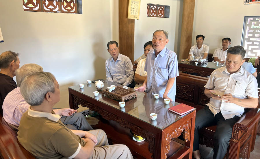 Chuyên[-]gia[-]Hội[-]BVTN&MT[-]Việt[-]Nam[-]khảo[-]sát,[-]tư[-]vấn[-]cứu[-]Cây[-]Di[-]sản[-]bị[-]gãy[-]đổ[-]ở[-]đình[-]Kim[-]Quy